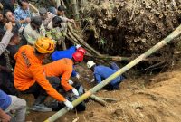 Basarnas beserta Tim SAR gabungan sedang mengevakuasi, Yoto (52) seorang pria yang tertimbun longsoran dari rumpun bambu di Dusun Karang, Desa Kebonagung, Kabupaten Magelang, Kamis (1/5/2025). 