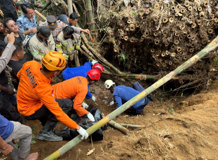 Basarnas beserta Tim SAR gabungan sedang mengevakuasi, Yoto (52) seorang pria yang tertimbun longsoran dari rumpun bambu di Dusun Karang, Desa Kebonagung, Kabupaten Magelang, Kamis (1/5/2025). 