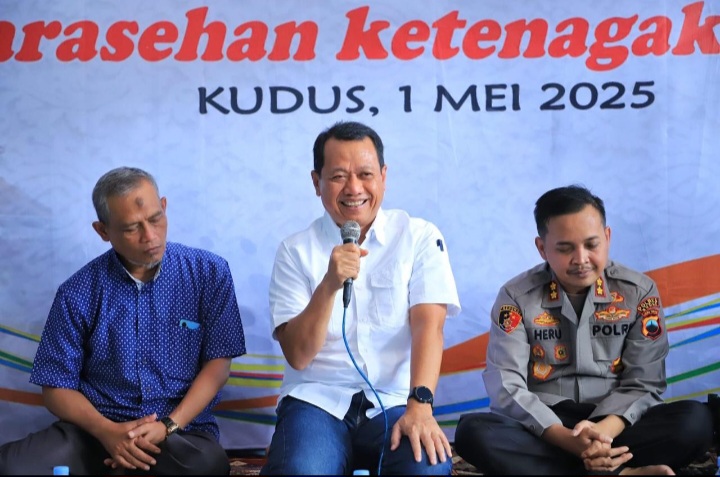 Bupati Kudus, Sam’ani Intakoris, dalam acara Halalbihalal Sarasehan Ketenagakerjaan di Kantor DPC KSPSI Kabupaten Kudus, Kamis (1/5/2025).