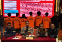 Kapolrestabes Semarang, Kombes Pol M.Syahduddi (tengah) saat jumpa pers dalam aksi unjuk rasa Mayday rusuh, Sabtu (3/5/2025).