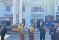 Personil Polres Demak sedang siaga di salah satu SMA jelang pengumuman siswa, Senin (5/5/2025).
