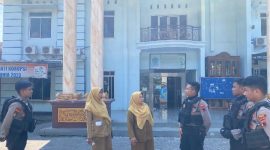 Personil Polres Demak sedang siaga di salah satu SMA jelang pengumuman siswa, Senin (5/5/2025).
