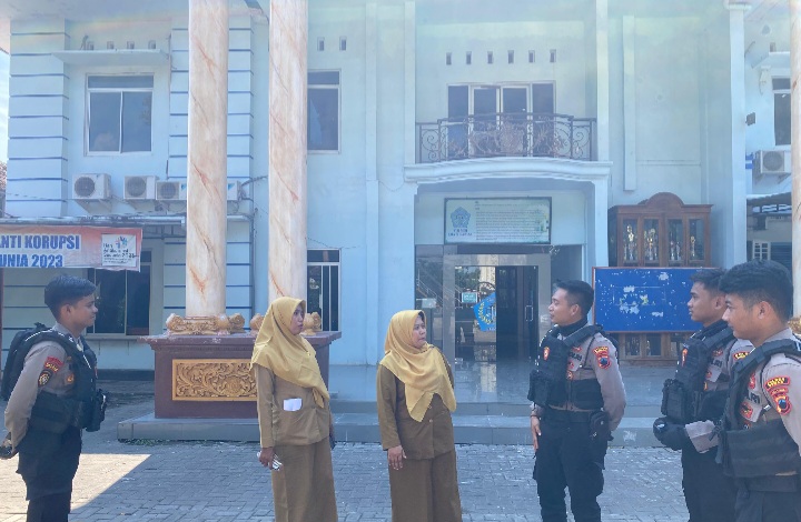 Personil Polres Demak sedang siaga di salah satu SMA jelang pengumuman siswa, Senin (5/5/2025).
