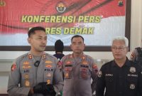 Kapolres Demak, AKBP Ari Cahya Nugraha (kiri), saat gelar perkara di Pendopo Parama Satwika Polres Demak, Rabu (7/5/2025).