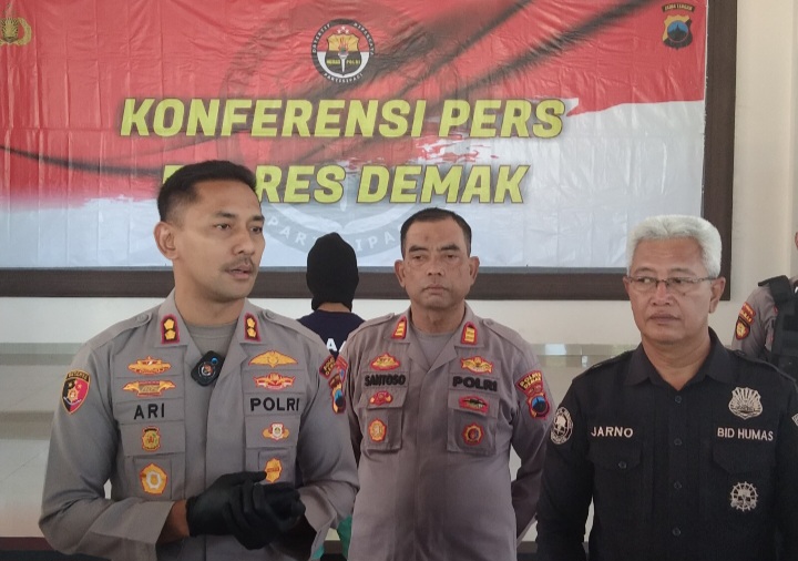 Kapolres Demak, AKBP Ari Cahya Nugraha (kiri), saat gelar perkara di Pendopo Parama Satwika Polres Demak, Rabu (7/5/2025).