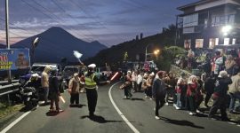 Anggota Polres Wonosobo sedang siaga antisipasi lonjakan pengunjung di tempat wisata Dieng.