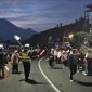 Anggota Polres Wonosobo sedang siaga antisipasi lonjakan pengunjung di tempat wisata Dieng.