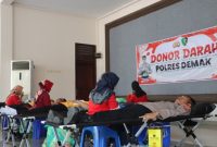Para personil Polres Demak sedang mengikuti kegiatan donor darah di Pendopo Parama Satwika Polres Demak, Jum'at (9/5/2025).