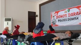 Para personil Polres Demak sedang mengikuti kegiatan donor darah di Pendopo Parama Satwika Polres Demak, Jum'at (9/5/2025).