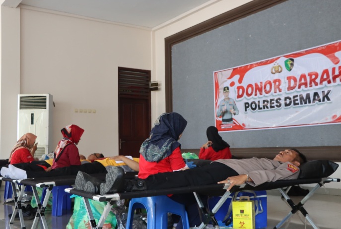 Para personil Polres Demak sedang mengikuti kegiatan donor darah di Pendopo Parama Satwika Polres Demak, Jum'at (9/5/2025).