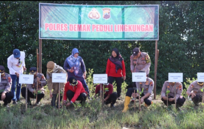 Jajaran Polres Demak melakukan penanaman pohon mangrove di Pantai Glagah Wangi, Desa Tambakbulusan, Kecamatan Karangtengah, Kabupaten Demak, Senin (12/5/2025).