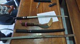Remaja berinisial N (kiri) yang kedapatan membawa sajam di wilayah Desa Katonsari, Kecamatan Demak, Kabupaten Demak, pada Minggu (11/5/2025).