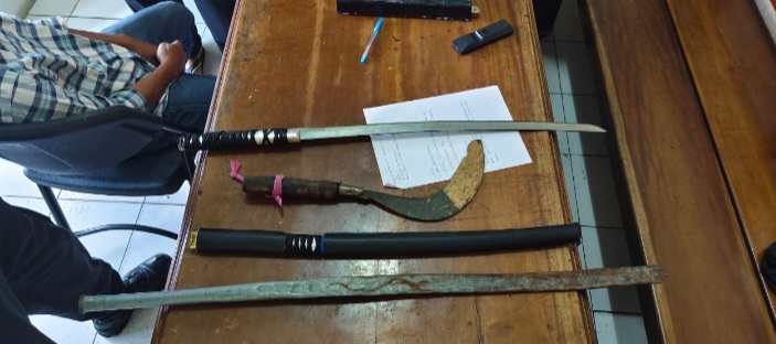 Remaja berinisial N (kiri) yang kedapatan membawa sajam di wilayah Desa Katonsari, Kecamatan Demak, Kabupaten Demak, pada Minggu (11/5/2025).