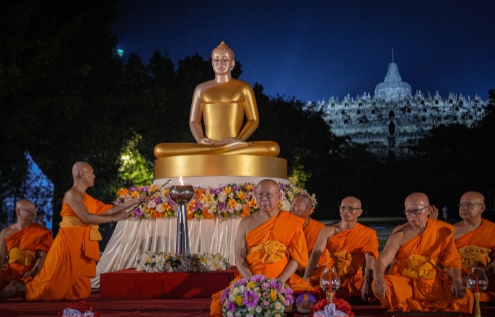 Perayaan Hari Raya Waisak 2569 BE  di Candi Borobudur, Senin (12/5/2025).