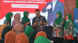 Anggota Komisi IX DPR RI, Edy Wuryanto (tengah), dalam sosialisasi program MBG bersama anggota Ikatan Bidan Indonesia di pendapa Kecamatan Kragan, Rembang, Selasa (14/5/2025).