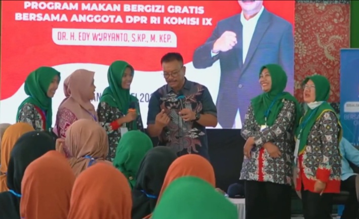 Anggota Komisi IX DPR RI, Edy Wuryanto (tengah), dalam sosialisasi program MBG bersama anggota Ikatan Bidan Indonesia di pendapa Kecamatan Kragan, Rembang, Selasa (14/5/2025).