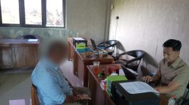 ST (37) warga Kecamatan Mranggen, sedang diperiksa anggota Polres Demak, karena melakukan penganiayaan terhadap tetangganya.
