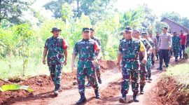Ketua Tim Wasev, Brigjen TNI Teguh Prayitno (tengah) didampingi oleh sejumlah pejabat TNI lainnya meninjau lokasi TMMD di wilayah Kodim 0719 / Jepara, Senin (19/5/2025).