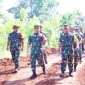 Ketua Tim Wasev, Brigjen TNI Teguh Prayitno (tengah) didampingi oleh sejumlah pejabat TNI lainnya meninjau lokasi TMMD di wilayah Kodim 0719 / Jepara, Senin (19/5/2025).