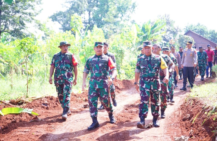 Ketua Tim Wasev, Brigjen TNI Teguh Prayitno (tengah) didampingi oleh sejumlah pejabat TNI lainnya meninjau lokasi TMMD di wilayah Kodim 0719 / Jepara, Senin (19/5/2025).