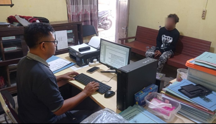 Abdur Rohman (19), pelaku perusakan terhadap isi rumah warga Desa Karangrejo, Kecamatan Bonang, Kabupaten Demak, sedang dimintai keterangan anggota Polres Demak.