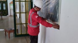 Petugas Dinas Kebudayaan dan Pariwisata (Dinbudpar) Kabupaten Rembang sedang melakukan Fumigasi di Museum R.A. Kartini.
