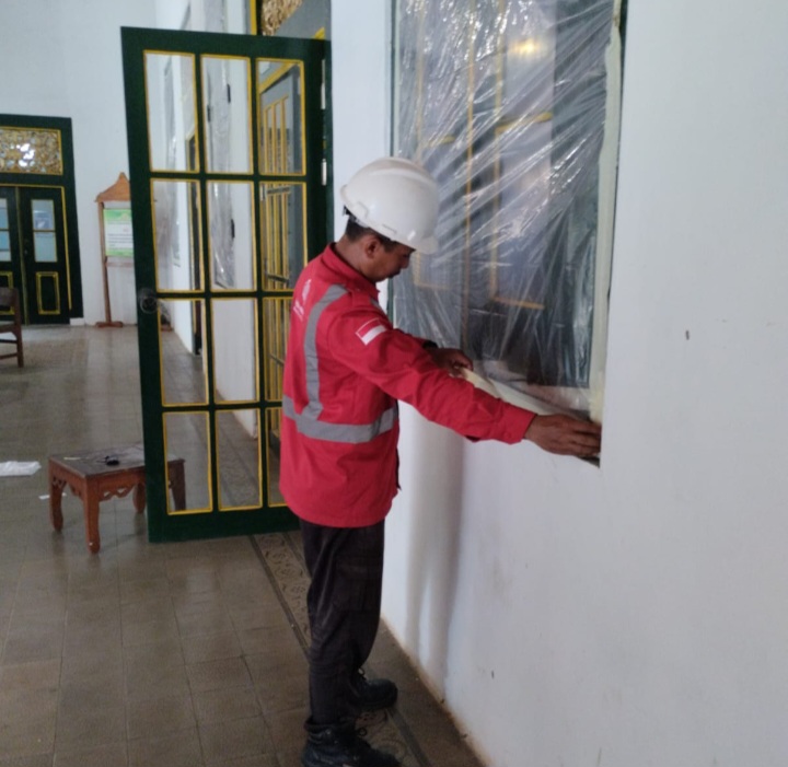 Petugas Dinas Kebudayaan dan Pariwisata (Dinbudpar) Kabupaten Rembang sedang melakukan Fumigasi di Museum R.A. Kartini.