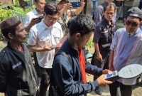 Petugas PLN bersama warga Desa Rajamandala Kulon, Kecamatan Cipatat melaksanakan pengukuran jarak aman dan medan magnet di bawah jaringan SUTET 500kV Cibinong - Saguling

