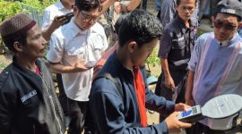 Petugas PLN bersama warga Desa Rajamandala Kulon, Kecamatan Cipatat melaksanakan pengukuran jarak aman dan medan magnet di bawah jaringan SUTET 500kV Cibinong - Saguling

