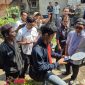 Petugas PLN bersama warga Desa Rajamandala Kulon, Kecamatan Cipatat melaksanakan pengukuran jarak aman dan medan magnet di bawah jaringan SUTET 500kV Cibinong - Saguling

