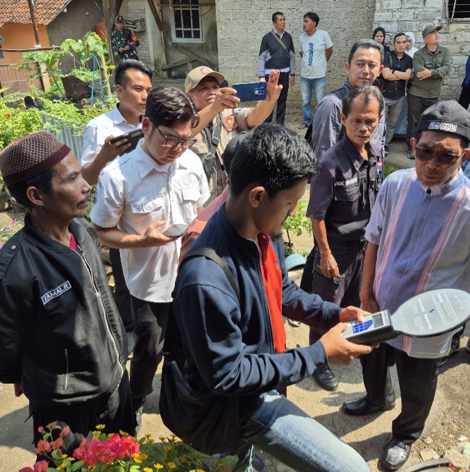 Petugas PLN bersama warga Desa Rajamandala Kulon, Kecamatan Cipatat melaksanakan pengukuran jarak aman dan medan magnet di bawah jaringan SUTET 500kV Cibinong - Saguling

