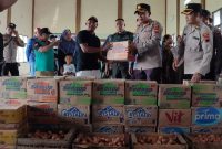 Waka Polres Demak, Kompol Satya Adi Nugraha menyerahkan Bansos kepada warga Desa Kembangan dan Desa Karangrejo, Kecamatan Bonang, Kabupaten Demak, pada Selasa (20/5/2025). 