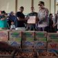 Waka Polres Demak, Kompol Satya Adi Nugraha menyerahkan Bansos kepada warga Desa Kembangan dan Desa Karangrejo, Kecamatan Bonang, Kabupaten Demak, pada Selasa (20/5/2025). 