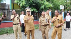Kepala Dindagkop UKM Kabupaten Rembang, M. Mahfudz saat meninjau pasar Kuliner Pamotan, Senin (20/5/2025).