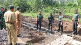 Pangdam IV/Diponegoro, Mayjen TNI Deddy Suryadi (tengah), meninjau langsung pembangunan talud sepanjang 320 meter persegi yang menjadi salah satu sasaran utama program TMMD di Gunungpati.
