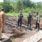 Pangdam IV/Diponegoro, Mayjen TNI Deddy Suryadi (tengah), meninjau langsung pembangunan talud sepanjang 320 meter persegi yang menjadi salah satu sasaran utama program TMMD di Gunungpati.
