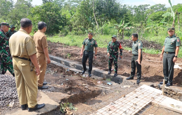 Pangdam IV/Diponegoro, Mayjen TNI Deddy Suryadi (tengah), meninjau langsung pembangunan talud sepanjang 320 meter persegi yang menjadi salah satu sasaran utama program TMMD di Gunungpati.
