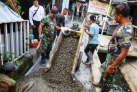 TNI bersama masyarakat bergotong royong melakukan peningkatan Jalan Irian Gang 1 Sayudan Sapuro Kebulen, Kota Pekalongan, Rabu (21/5/2025).