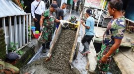 TNI bersama masyarakat bergotong royong melakukan peningkatan Jalan Irian Gang 1 Sayudan Sapuro Kebulen, Kota Pekalongan, Rabu (21/5/2025).