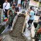 TNI bersama masyarakat bergotong royong melakukan peningkatan Jalan Irian Gang 1 Sayudan Sapuro Kebulen, Kota Pekalongan, Rabu (21/5/2025).
