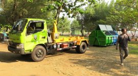 Truk pengangkut sampah dengan sistem hidrolik (amrol) untuk mendukung membersihkan Taman Kartini.