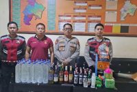 Petugas Kepolisian Polres Demak berhasil mengamankan puluhan botol miras dari berbagai merek, serta bahan-bahan yang diduga digunakan untuk pembuatan "Es Moni".