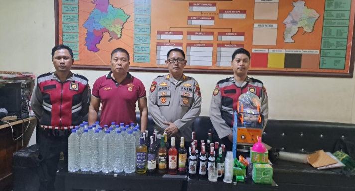 Petugas Kepolisian Polres Demak berhasil mengamankan puluhan botol miras dari berbagai merek, serta bahan-bahan yang diduga digunakan untuk pembuatan 
