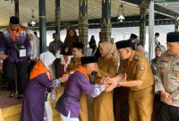 Bupati Wonosobo, Afif Nurhidayat, melepas Calon Jamaah Haji Kloter 86 Asal Wonosobo di Pendopo Kabupaten, Senin (26/5/2025).