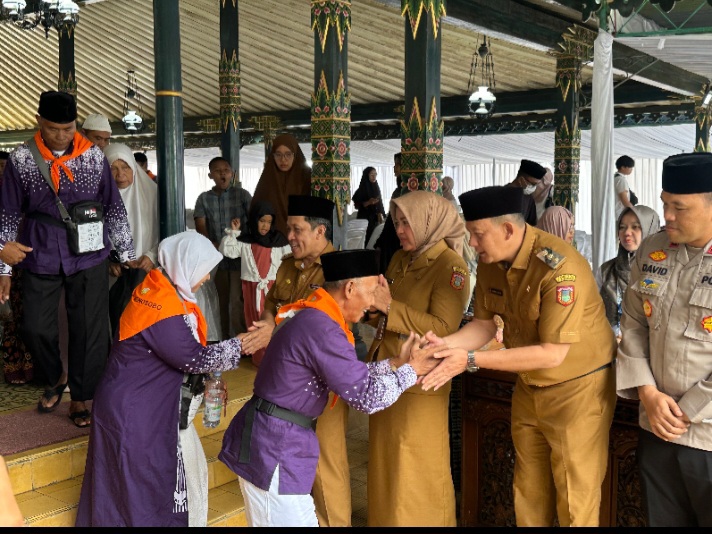 Bupati Wonosobo, Afif Nurhidayat, melepas Calon Jamaah Haji Kloter 86 Asal Wonosobo di Pendopo Kabupaten, Senin (26/5/2025).