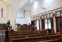 Anggota Polres Demak sedang melakukan sterilisasi gereja yang akan menggelar ibadah Kenaikan Isa Al-Masih.
