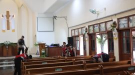 Anggota Polres Demak sedang melakukan sterilisasi gereja yang akan menggelar ibadah Kenaikan Isa Al-Masih.
