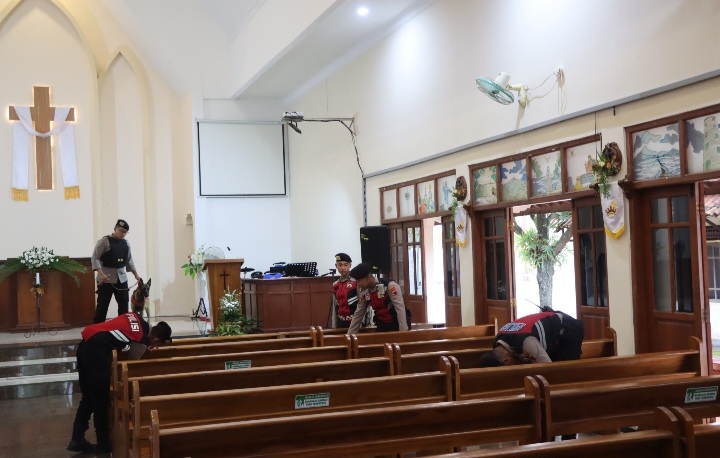 Anggota Polres Demak sedang melakukan sterilisasi gereja yang akan menggelar ibadah Kenaikan Isa Al-Masih.
