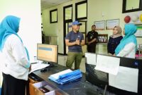 Bupati Kudus, Sam'ani Intakoris (tengah) saat meninjau RSUD dr. Loekmono Hadi, Kamis (29/5/2025).