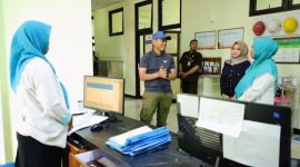 Bupati Kudus, Sam'ani Intakoris (tengah) saat meninjau RSUD dr. Loekmono Hadi, Kamis (29/5/2025).